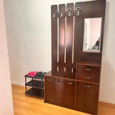 Hana's Perballe Drejtorise Se Policise Apartman *