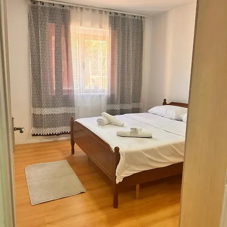 Apartman Hana's Perballe Drejtorise Se Policise *